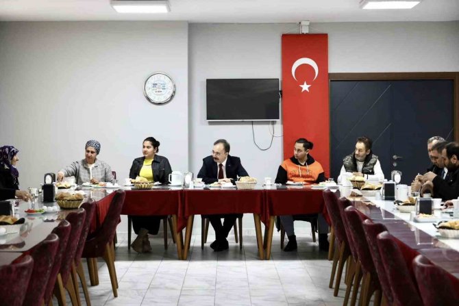 Vali Kızılkaya, Depremzede Ailelerle Kahvaltı Yaptı