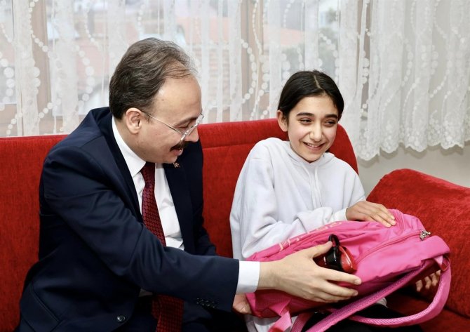 Minik Depremzedeye Doğum Gününü Sürprizi