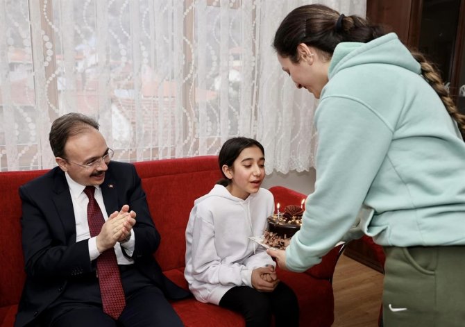 Minik Depremzedeye Doğum Gününü Sürprizi