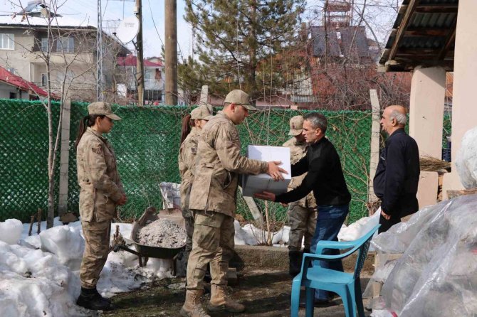 Jandarma Ekipleri Depremzede Vatandaşlarla Bir Araya Geldi