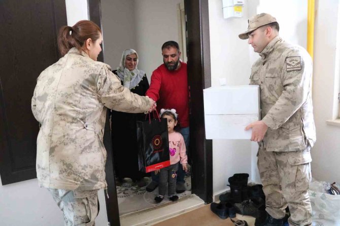 Jandarma Ekipleri Depremzede Vatandaşlarla Bir Araya Geldi
