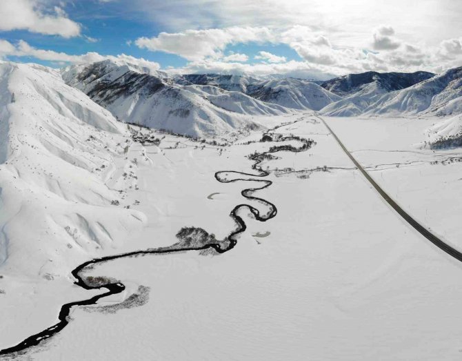 Güzeldere Mendereslerinin Kar Güzelliği Hayran Bırakıyor