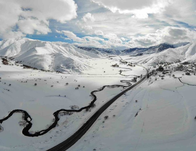Güzeldere Mendereslerinin Kar Güzelliği Hayran Bırakıyor