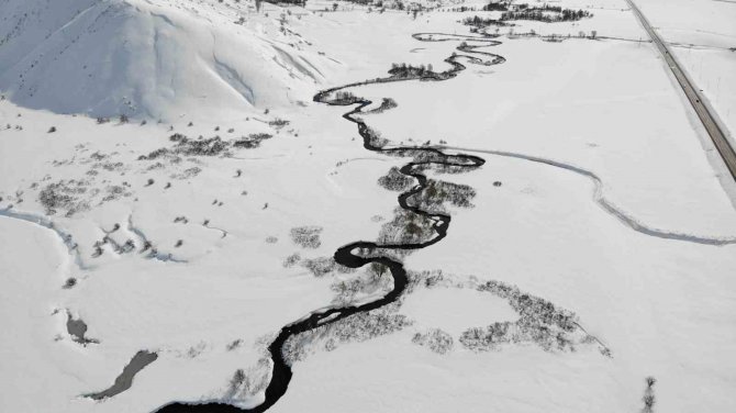 Güzeldere Mendereslerinin Kar Güzelliği Hayran Bırakıyor