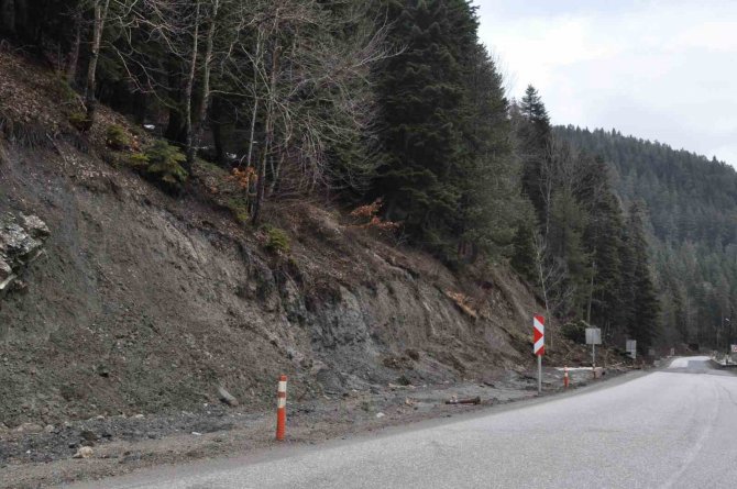 Abant’ta Eriyen Karlar Heyelana Sebep Oldu