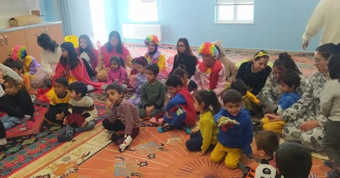 Burdurlu Lise Öğrencileri Depremzede Çocuklar İçin Yüz Boyama Etkinliği Düzenledi