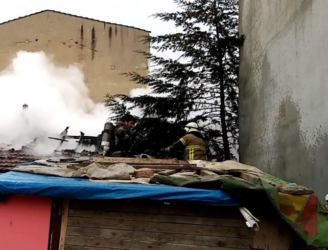Yangında Çöken Çatıdan Düşen 3 İtfaiye Eri Ölümden Döndü