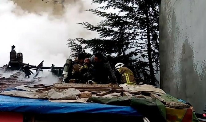 Yangında Çöken Çatıdan Düşen 3 İtfaiye Eri Ölümden Döndü