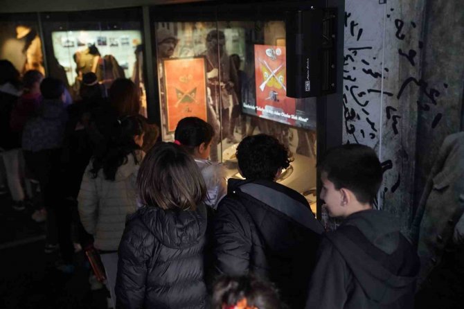 Çanakkale Savaşları Mobil Müzesi’ni Ziyaret Eden Öğrenciler Duygu Dolu Anlar Yaşadı