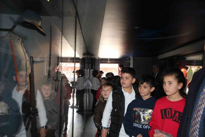Çanakkale Savaşları Mobil Müzesi’ni Ziyaret Eden Öğrenciler Duygu Dolu Anlar Yaşadı