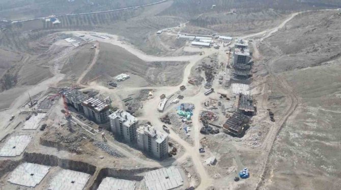 Bakan Kurum: “Malatya Battalgazi’de İlk Kazmayı Vurduk”