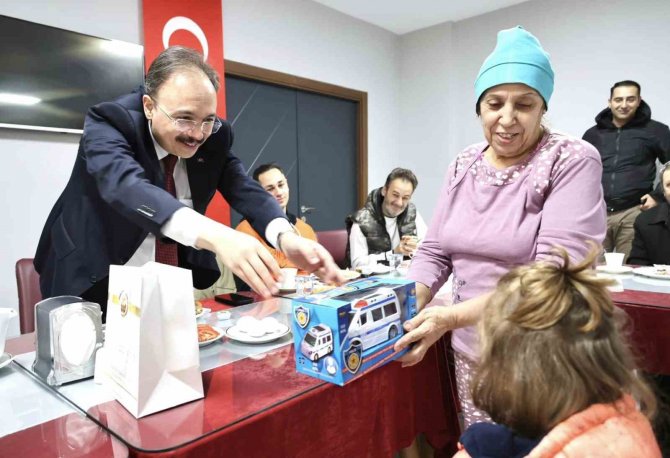 Vali Kızılkaya, Depremzede Ailelerle Kahvaltı Yaptı