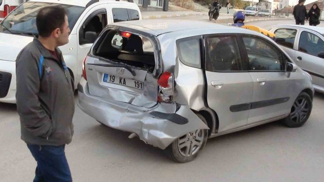 Çorum’da İki Otomobil Çarpıştı: 3 Yaralı