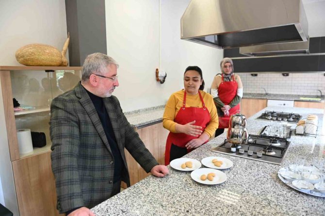 Kursiyerler Depremzedeler İçin Kandil Simidi Yapıyor