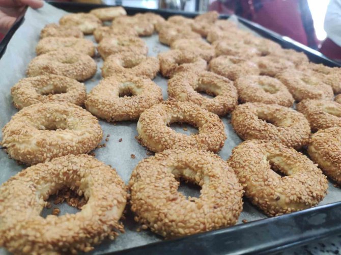 Kursiyerler Depremzedeler İçin Kandil Simidi Yapıyor