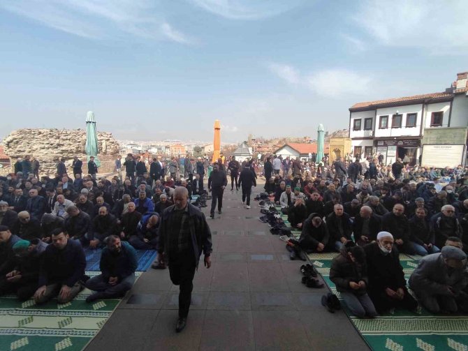 Hacı Bayram Veli Camii’nde Binlerce Vatandaş, Depremde Vefat Edenlere Dua Etti