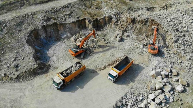 Malatya’da Kalıcı Konutlar İçin Toki̇ Eliyle İlk Kazma Vuruldu