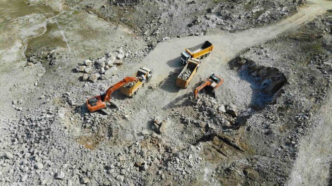 Malatya’da Kalıcı Konutlar İçin Toki̇ Eliyle İlk Kazma Vuruldu