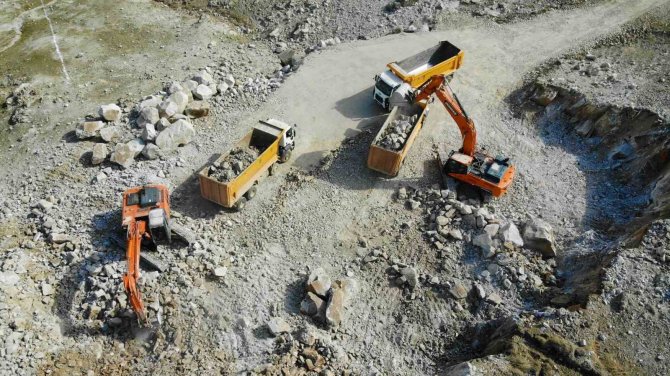 Malatya’da Kalıcı Konutlar İçin Toki̇ Eliyle İlk Kazma Vuruldu