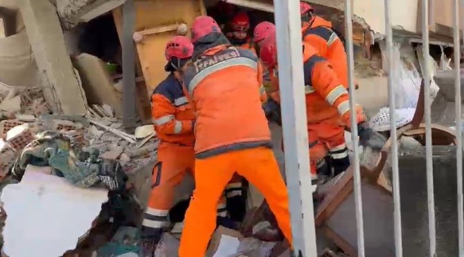 Elini Tutup ‘Abi Beni Bırakma’ Dedi, 20 Saatte Kurtardılar