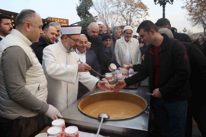 Diyanet İ̇şleri Başkanı Erbaş, Hacı Bayram Camii’nde Depremzedelerle Bir Araya Geldi