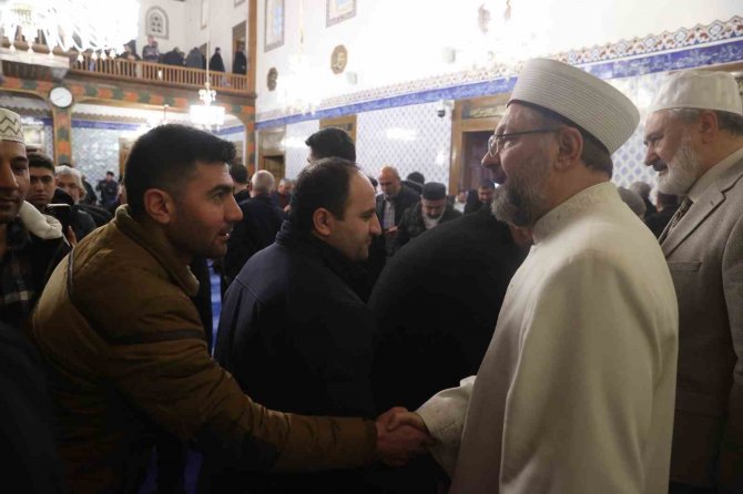 Diyanet İ̇şleri Başkanı Erbaş, Hacı Bayram Camii’nde Depremzedelerle Bir Araya Geldi