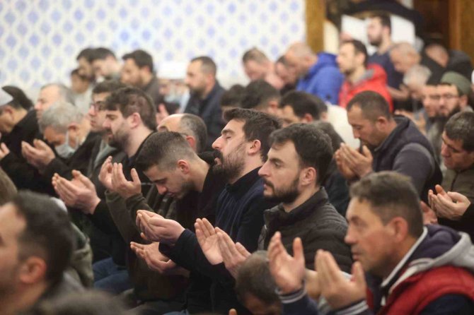 Diyanet İ̇şleri Başkanı Erbaş, Hacı Bayram Camii’nde Depremzedelerle Bir Araya Geldi