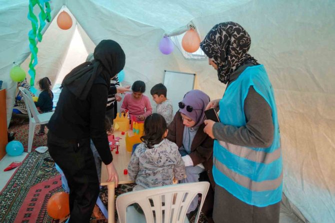 Diyarbakır’da Çadır Kentteki Çocuklar Oyunlarla Mutlu Ediliyor
