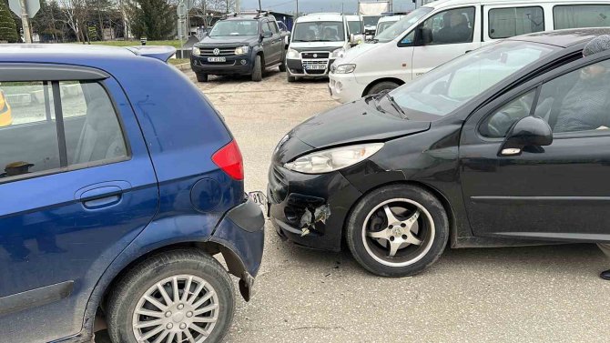 Otomobiller Çarpıştı: 4 Yaralı