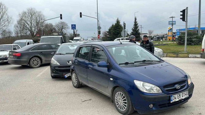 Otomobiller Çarpıştı: 4 Yaralı