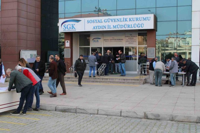 Sgk’da Erken Saatlerde Emeklilik Kuyruğu