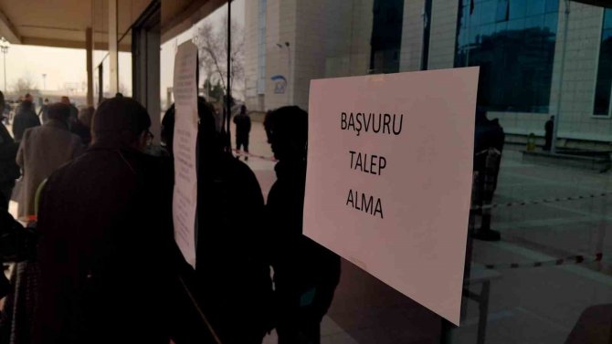 Eyt’liler İçin Bursa’da Örnek Uygulama...kurum Dışına Masa Kurdular, Kuyruğu Bitirdiler