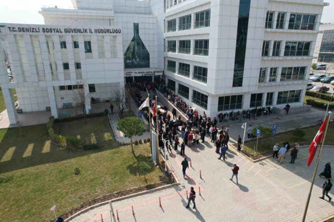 Beklemeye Değen Kuyruk