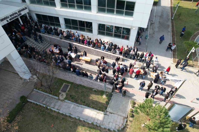 Beklemeye Değen Kuyruk