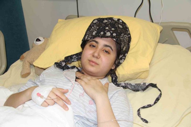 Enkaz Altında 8 Yaşındaki Oğlunu Emzirerek Susuzluğunu Giderdi