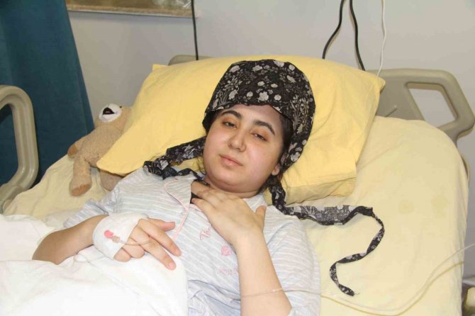 Enkaz Altında 8 Yaşındaki Oğlunu Emzirerek Susuzluğunu Giderdi