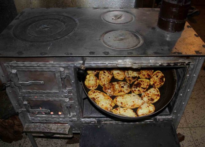 Erzincan’da Kış Gecelerinin Vazgeçilmez Lezzeti Kaşarlı Patates
