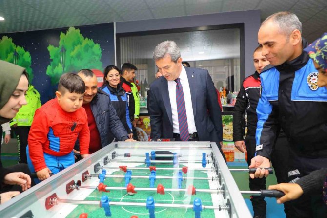 Polis Ekipleri Küçük Çocuğun ‘Pasta İstiyorum, Doğum Günümü Kutlayalım’ Ricasını Kırmadı