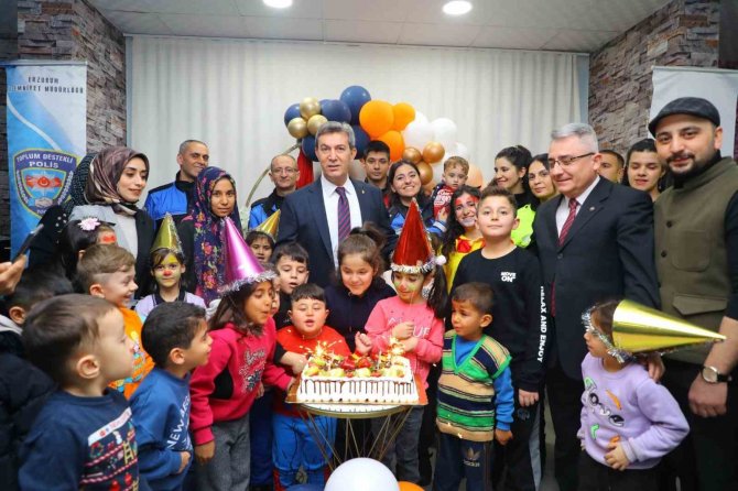 Polis Ekipleri Küçük Çocuğun ‘Pasta İstiyorum, Doğum Günümü Kutlayalım’ Ricasını Kırmadı