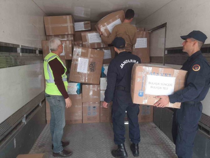 Jandarma Personelleri Depremzedelere Yardım Malzemesi Gönderdi