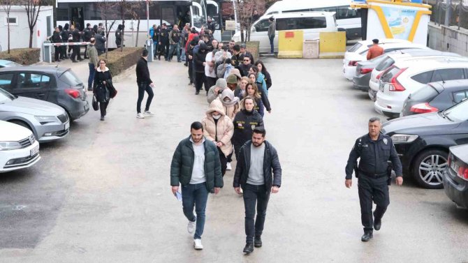 İ̇nternetten Araç Sigortası Yaptırmak İsteyen Kişileri 5 Milyon Lira Dolandırdılar