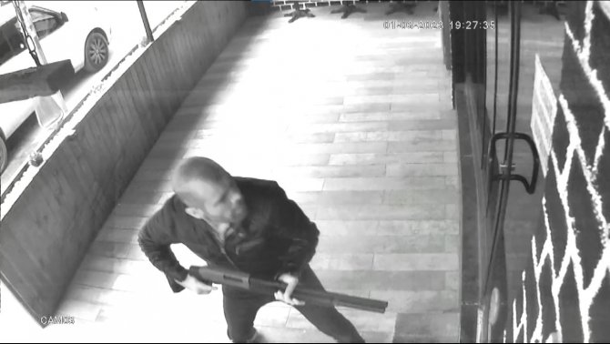 Aile Kaçtı Saldırgan Pompalı Tüfekle Kovaladı