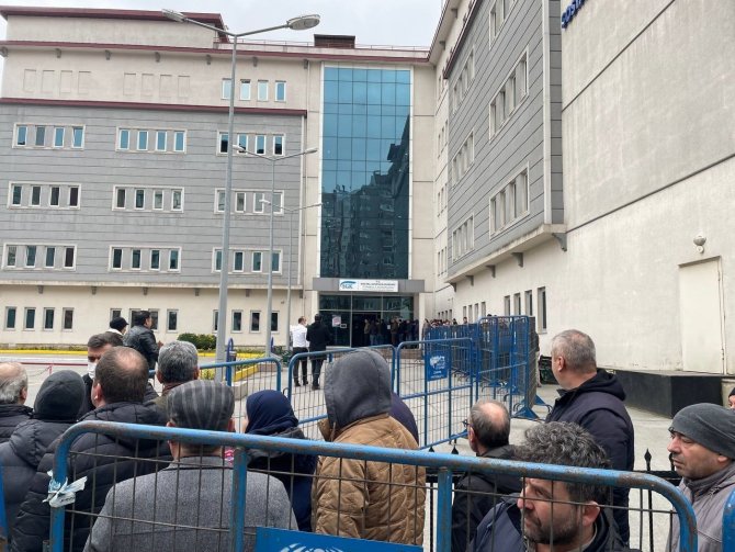 İ̇stanbul’da Sgk Binaları Önünde Uzun Eyt Kuyruğu