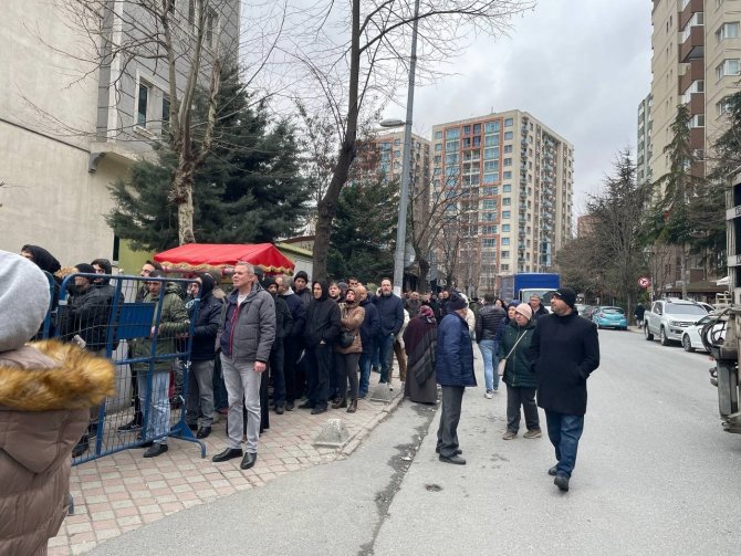 İ̇stanbul’da Sgk Binaları Önünde Uzun Eyt Kuyruğu