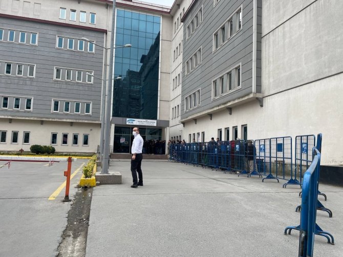 İ̇stanbul’da Sgk Binaları Önünde Uzun Eyt Kuyruğu