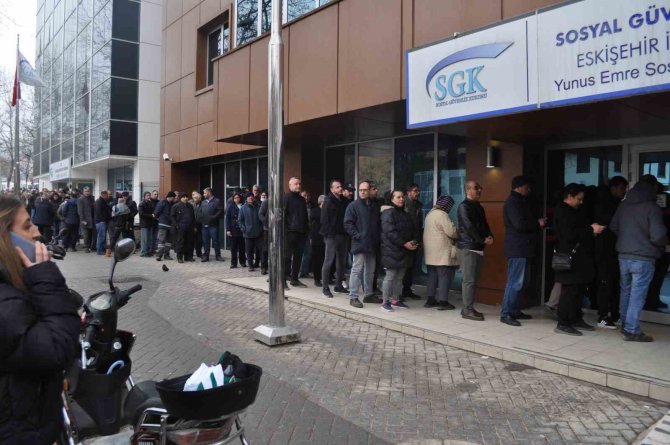 Sgk’nın Önünde Eyt Kuyruğu