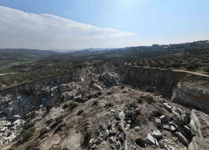 Hatay’daki 500 Metrelik Dev Yarık Uzaydan Gözüküyor