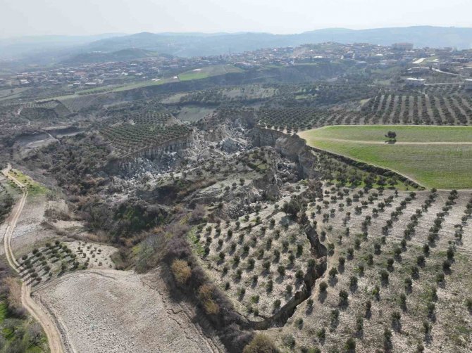 Hatay’daki 500 Metrelik Dev Yarık Uzaydan Gözüküyor