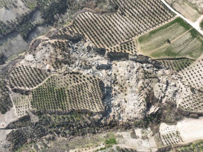 Hatay’daki 500 Metrelik Dev Yarık Uzaydan Gözüküyor