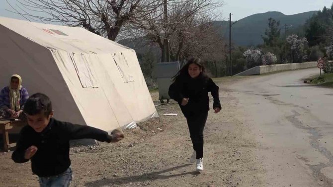Minik Kızdan Yardım Gönüllülere Duygulandıran Mektup "Gökyüzündeki Duamın Yeryüzündeki Cevabısınız”